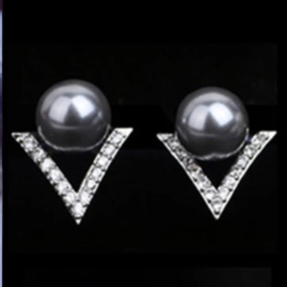NEW!💙💎STUNNING! GRAY PEARL LOOK! CZ V STUDS!💎💙 - Picture 4 of 6